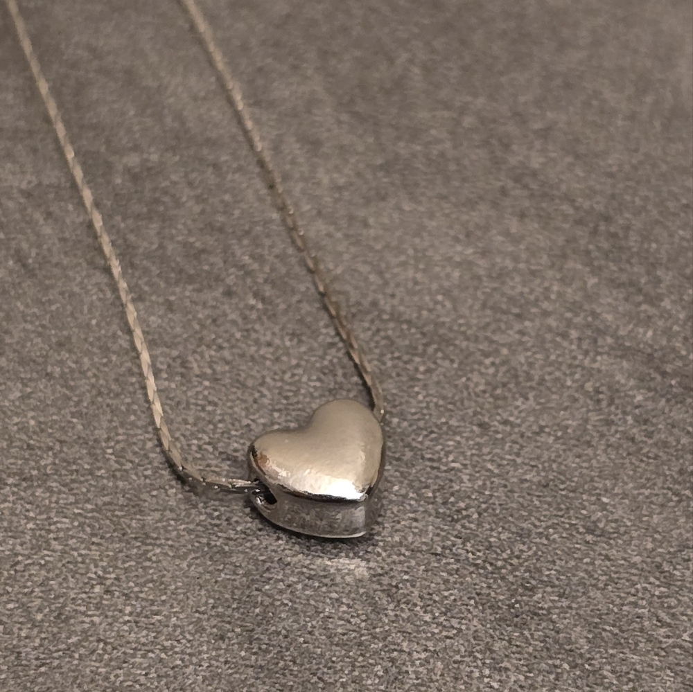 Elegant Silver Toned Heart Necklace - Picture 3 of 5